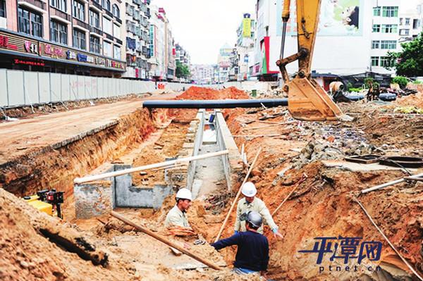 翠园中路遇施工难题 石头箱涵遭榕树根入侵