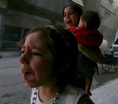 4岁女孩目睹爆炸前后 表情巨变