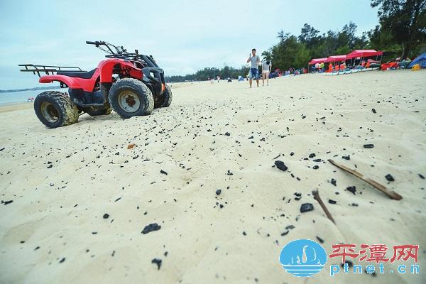 坛南湾沙滩：烧烤垃圾遍布 沙滩“机关”重重