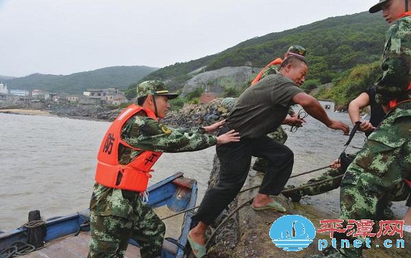 台风来临 苏澳边防官兵劝离海上作业渔民