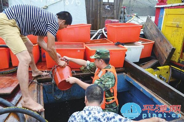 平潭东庠边防解救触礁渔船