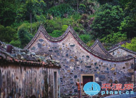 平潭美丽的乡村石厝，春日风光中绽放的一朵“岚花”