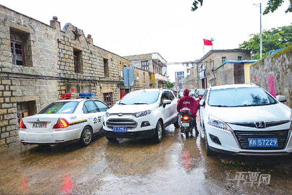 校园周边道路 挤挤挤